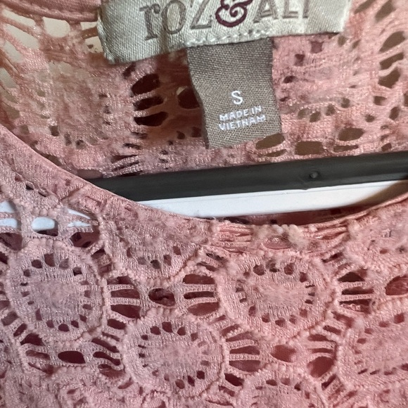 Roz and Ali lace top with attached liner. - Picture 3 of 3